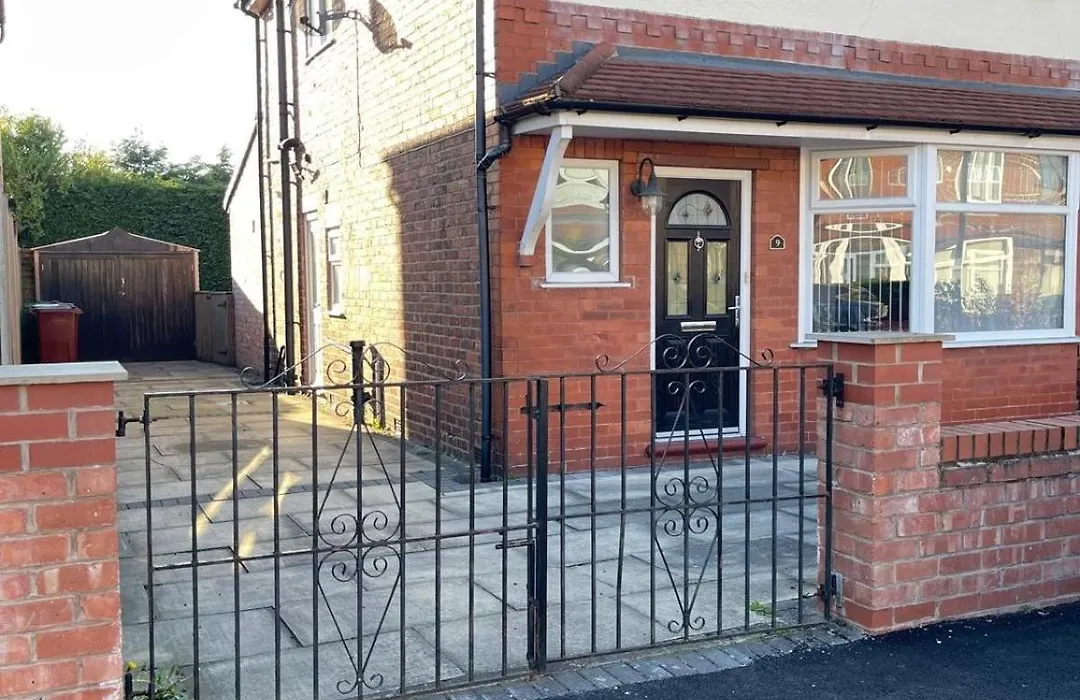 Spacious 3 Bed With Driveway-1