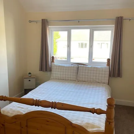 Spacious 3 Bed With Driveway-3
