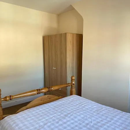 Spacious 3 Bed With Driveway-2